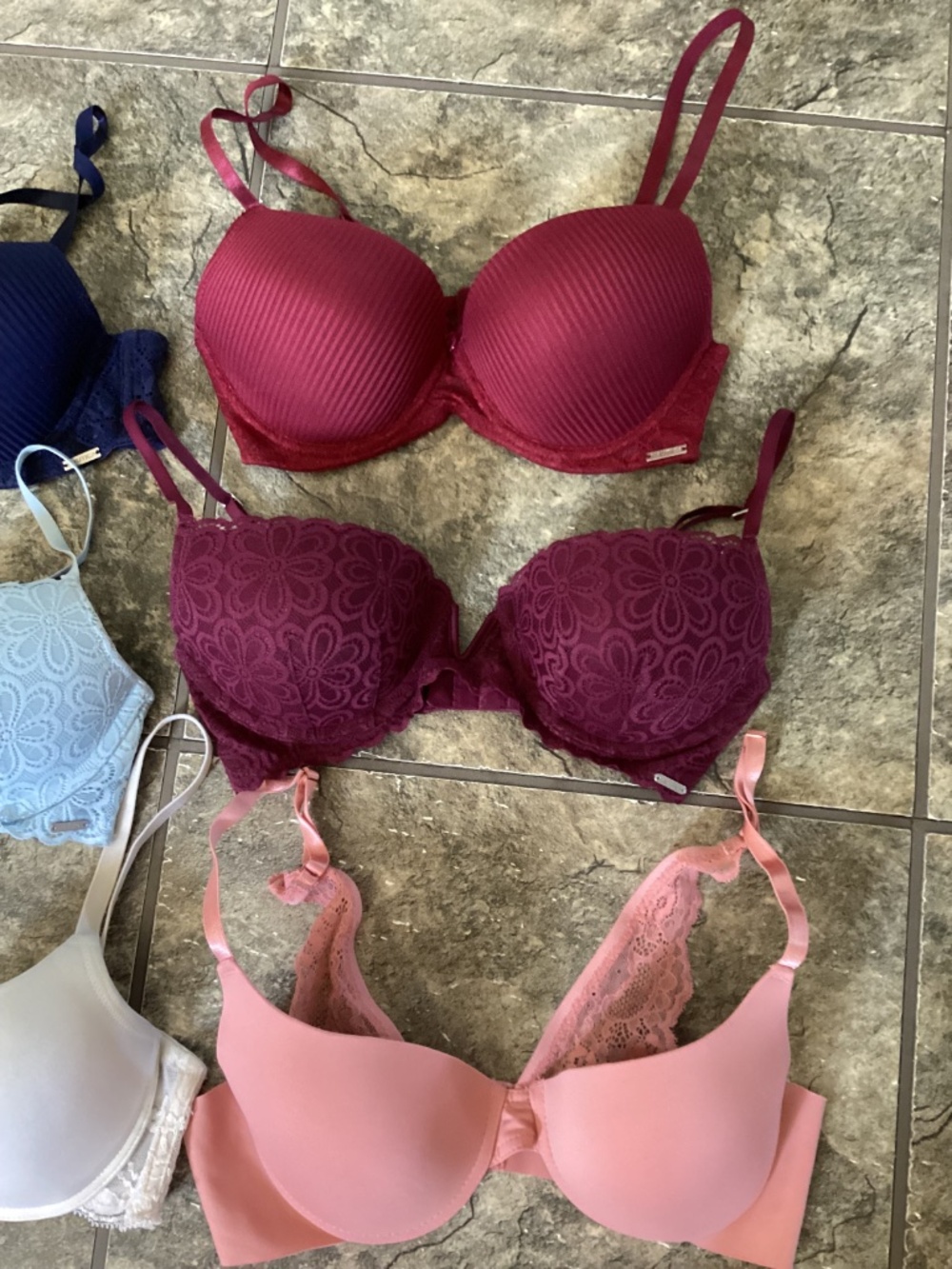 Six bras - Picture 4 of 8